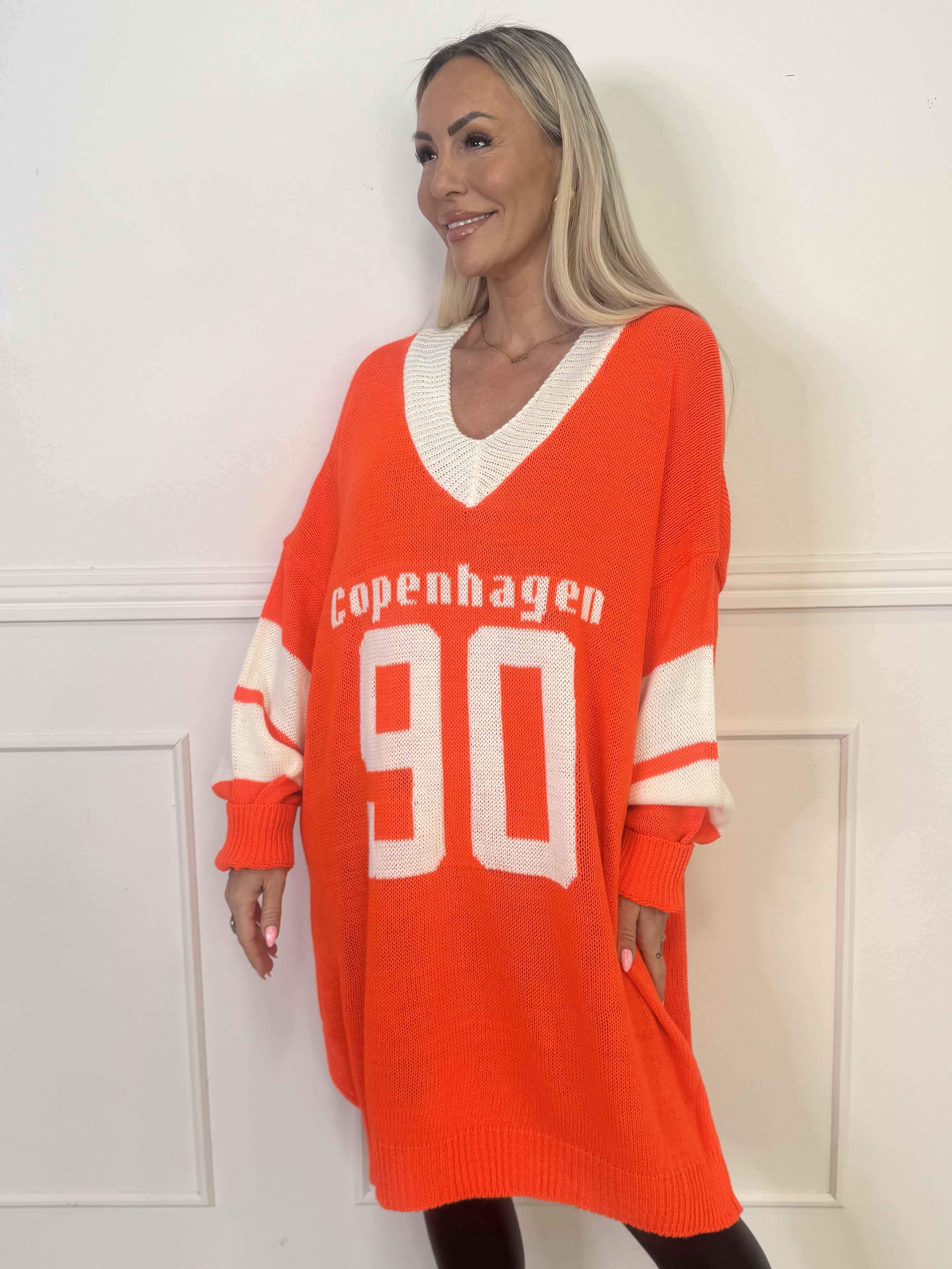 Tiane - Sporty strikkjole med motiv foran